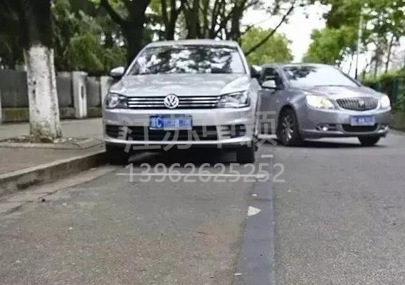 車停在車位也被貼處罰單子？交通警察：這三種停車方式也算違規(guī)！
