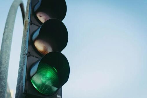 十字路口信號燈一直“黃閃”，是壞了嗎？到底該不該停車？